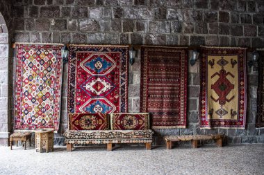 Türkiye, Orta Doğu: Nuh'un Gemisi'nin istirahatgâyettiği Ağrı Dağı yolu üzerindeki Doğubayazıt'ın bir dükkanında sergilenen eski geleneğe göre düğümlenmiş Türk halıları 