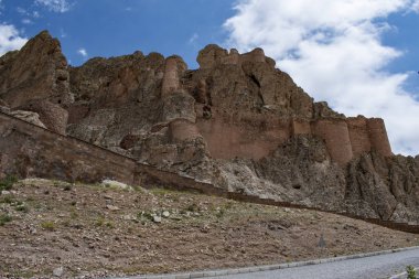 Doğubayazıt, Türkiye, Orta Doğu: Eski Beyazıt Kalesi'nin, ünlü İshak Paşa Sarayı ve Eski Bayezid Camii'nin yakınında, dağlara giden yolda panoramik ve nefes kesen manzarası