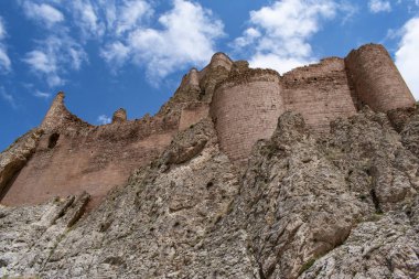 Doğubayazıt, Türkiye, Orta Doğu: Eski Beyazıt Kalesi'nin, ünlü İshak Paşa Sarayı ve Eski Bayezid Camii'nin yakınında, dağlara giden yolda panoramik ve nefes kesen manzarası