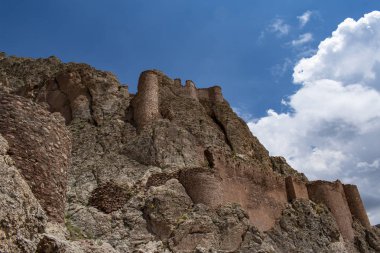 Doğubayazıt, Türkiye, Orta Doğu: Eski Beyazıt Kalesi'nin, ünlü İshak Paşa Sarayı ve Eski Bayezid Camii'nin yakınında, dağlara giden yolda panoramik ve nefes kesen manzarası