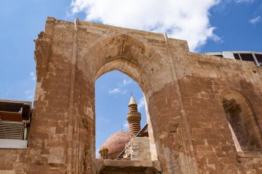 Doğubayazıt, Türkiye, Orta Doğu: Türkiye'nin en görkemli tarihi yapılarından biri olan İshak Paşa Sarayı'nın kubbe ve minaresi, Osmanlı döneminin yarı yıkık saraylarından biri (1685-1784), türkiye'nin en görkemli tarihi yapılarından biri, giriş kapısından