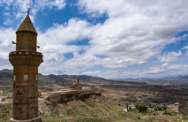 Doğubayazıt, Türkiye, Orta Doğu: Eski Bayezid Cami ve İshak Paşa Sarayı camii, Osmanlı dönemi yarı yıkık saray ve idari kompleksi (1685-1784), günümüze ulaşan tarihi Türk sarayları örneği