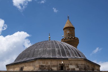 Doğubayazıt, Türkiye, Orta Doğu: İran sınırına yakın dağlara giden yolda, ünlü İshak Paşa Sarayı'nın nefes kesen vadisinde yer alan eski Bayezid Cami camiinin minaresi ve kubbesi