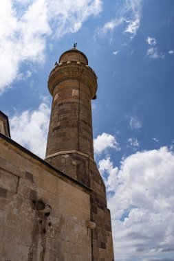 Doğubayazıt, Türkiye, Orta Doğu: İran sınırına yakın dağlara giden yolda, ünlü İshak Paşa Sarayı'nın nefes kesen vadisinde, Eski Bayezid Cami camiinin minaresinin görünümü 