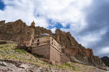 Doğubayazıt, Türkiye, Orta Doğu: Eski Bayezid Cami'nin panoramik manzarası, ünlü İshak Paşa Sarayı'nın yakınında bulunan cami, eski Kale Eski Beyazıt'ın dağlara giden yolu üzerinde