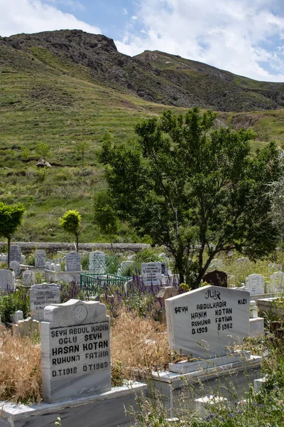 多古巴亚兹 土耳其 在著名的伊沙克帕沙宫和老贝亚齐特古城堡附近的小清真寺旁边的小墓地里 有坟墓 墓碑和鲜花 — 图库照片