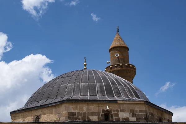 多古巴亚齐特 土耳其 尖塔和清真寺的圆顶埃斯基巴耶齐德卡米在著名的伊沙克帕沙宫的壮丽山谷 位于通往靠近伊朗边境的山脉的道路上 — 图库照片