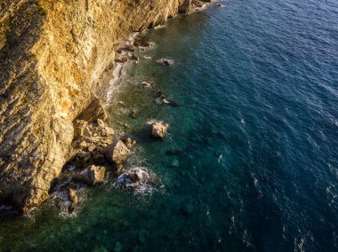 Buljarica burun havadan görünümü, sahilde dik uçurum Adriyatik denizin kristal berraklığında suları ile lapa. Petrovac, Budva belediyesinin sahil kasabası. Karadağ