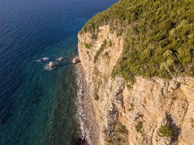 Buljarica burun havadan görünümü, sahilde dik uçurum Adriyatik denizin kristal berraklığında suları ile lapa. Petrovac, Budva belediyesinin sahil kasabası. Karadağ