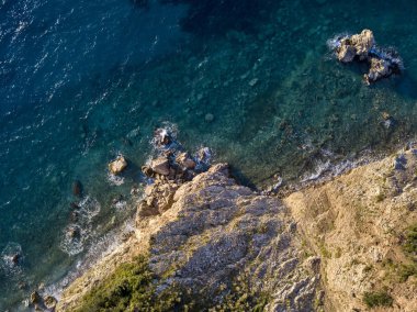 Buljarica burun havadan görünümü, sahilde dik uçurum Adriyatik denizin kristal berraklığında suları ile lapa. Petrovac, Budva belediyesinin sahil kasabası. Karadağ