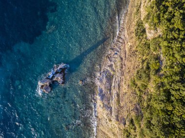 Buljarica burun havadan görünümü, sahilde dik uçurum Adriyatik denizin kristal berraklığında suları ile lapa. Petrovac, Budva belediyesinin sahil kasabası. Karadağ