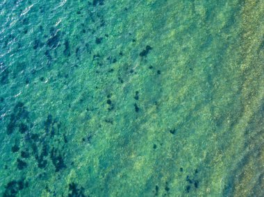 Yukarıdan görülen bir deniz yatağının havadan görünümü, gün batımı saati, Adriyatik denizi, Karadağ
