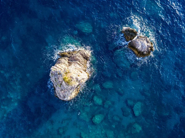 Aerial View Seabed Rocks Emerging Sea Seabed Seen Transparent Water — Stock Photo, Image