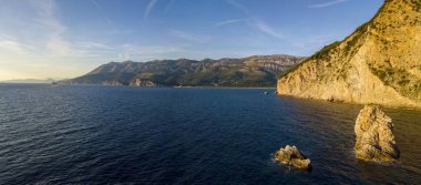 Buljarica burun havadan görünümü, sahilde dik uçurum Adriyatik denizin kristal berraklığında suları ile lapa. Petrovac, Budva belediyesinin sahil kasabası. Karadağ