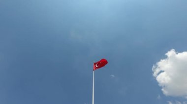 Başkent Ankara'da Mustafa Kemal Atatürk'ün (ilk Türk cumhurbaşkanı) mozolesinde bayrak direğine bağlı Türkiye bayrağı
