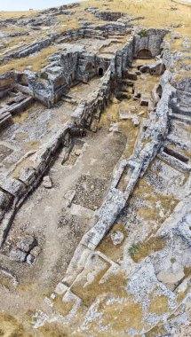 Pirin Harabeleri 'nin havadan görünüşü. Perre antik kenti, daha sonra Roma İmparatorluğu 'nun önemli bir yerel merkezi olan Commagene Kingdom' ın küçük bir kasabasıdır. Küçük bir kasaba ve mezarlık. 07 / 03 / 2019. Adiyaman. Türkiye