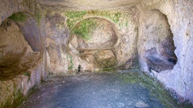 Pirin Harabeleri 'nin havadan görünüşü. Perre antik kenti, daha sonra Roma İmparatorluğu 'nun önemli bir yerel merkezi olan Commagene Kingdom' ın küçük bir kasabasıdır. Küçük bir kasaba ve mezarlık. 07 / 03 / 2019. Adiyaman. Türkiye
