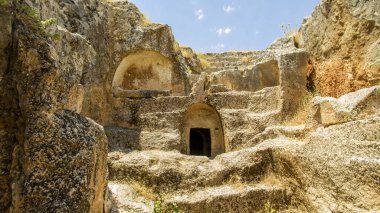 Pirin Harabeleri 'nin havadan görünüşü. Perre antik kenti, daha sonra Roma İmparatorluğu 'nun önemli bir yerel merkezi olan Commagene Kingdom' ın küçük bir kasabasıdır. Küçük bir kasaba ve mezarlık. 07 / 03 / 2019. Adiyaman. Türkiye