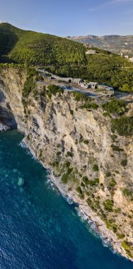 Mogren Kalesi 'nin havadan görünüşü, Tvrdava Mogren, Mogren ve Jaz plajları arasında Budva kasabasından sadece bir kilometre uzaklıkta yer almaktadır. Karadağ. Sivri kıyı. 