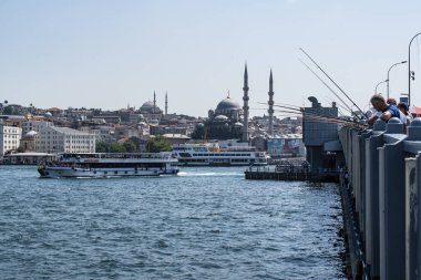 İstanbul, Türkiye, Ortadoğu: Kentin ufuk çizgisi ve balıkçılar ellerinde oltasıyla Galata Köprüsü, Altın Boynuz ve İstanbul Boğazı 'na uzanan köprü 1994 yılında açıldı.