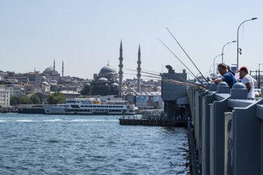 İstanbul, Türkiye, Ortadoğu: Kentin ufuk çizgisi ve balıkçılar ellerinde oltasıyla Galata Köprüsü, Altın Boynuz ve İstanbul Boğazı 'na uzanan köprü 1994 yılında açıldı.