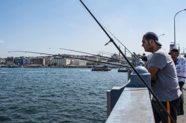 İstanbul, Türkiye, Ortadoğu: Kentin ufuk çizgisi ve balıkçılar ellerinde oltasıyla Galata Köprüsü, Altın Boynuz ve İstanbul Boğazı 'na uzanan köprü 1994 yılında açıldı.