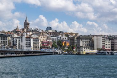 İstanbul, Türkiye, Ortadoğu: Avrupa ile Asya arasındaki kıta sınırının bir parçası olan İstanbul Boğazı 'ndan görülen Galata Kulesi ve Galata Köprüsü manzaralı nefes kesici ufuk çizgisi