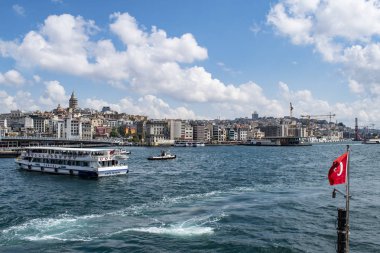İstanbul, Türkiye, Ortadoğu: Galata Kulesi ile nefes kesen ufuk çizgisi ve İstanbul Boğazı 'nda Avrupa ile Asya arasındaki kıta sınırının bir parçası olan gemi gezisi için İstanbul Boğazı' ndan geçen bir gemi