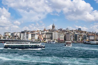 İstanbul, Türkiye, Ortadoğu: Galata Kulesi ile nefes kesen ufuk çizgisi ve İstanbul Boğazı 'nda Avrupa ile Asya arasındaki kıta sınırının bir parçası olan gemi gezisi için İstanbul Boğazı' ndan geçen bir gemi