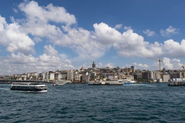 İstanbul, Türkiye, Ortadoğu: Galata Kulesi ile nefes kesen ufuk çizgisi ve İstanbul Boğazı 'nda Avrupa ile Asya arasındaki kıta sınırının bir parçası olan gemi gezisi için İstanbul Boğazı' ndan geçen bir gemi
