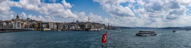 İstanbul, Türkiye, Ortadoğu: Galata Kulesi ile nefes kesen ufuk çizgisi ve İstanbul Boğazı 'nda Avrupa ile Asya arasındaki kıta sınırının bir parçası olan gemi gezisi için İstanbul Boğazı' ndan geçen bir gemi