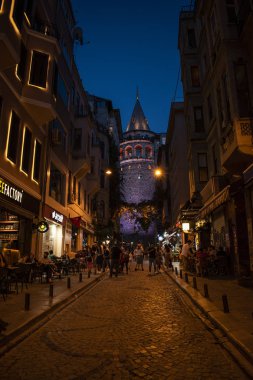 İstanbul, Türkiye, Ortadoğu: Galata Kulesi 'nin gece manzarası, Ceneviz tarafından 1348' de Karakol Mahallesi 'nde inşa edilen ortaçağ taş kulesi, şehrin panoramik manzarası ile ufuk çizgisine hakim koni kaplamalı silindir.