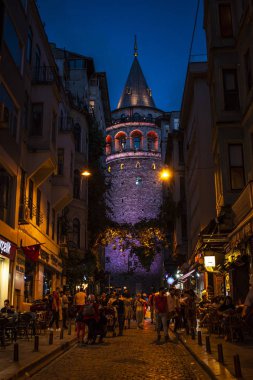 İstanbul, Türkiye, Ortadoğu: Galata Kulesi 'nin gece manzarası, Ceneviz tarafından 1348' de Karakol Mahallesi 'nde inşa edilen ortaçağ taş kulesi, şehrin panoramik manzarası ile ufuk çizgisine hakim koni kaplamalı silindir.
