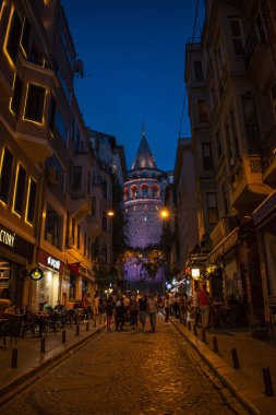 İstanbul, Türkiye, Ortadoğu: Galata Kulesi 'nin gece manzarası, Ceneviz tarafından 1348' de Karakol Mahallesi 'nde inşa edilen ortaçağ taş kulesi, şehrin panoramik manzarası ile ufuk çizgisine hakim koni kaplamalı silindir.