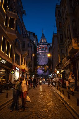 İstanbul, Türkiye, Ortadoğu: Galata Kulesi 'nin gece manzarası, Ceneviz tarafından 1348' de Karakol Mahallesi 'nde inşa edilen ortaçağ taş kulesi, şehrin panoramik manzarası ile ufuk çizgisine hakim koni kaplamalı silindir.