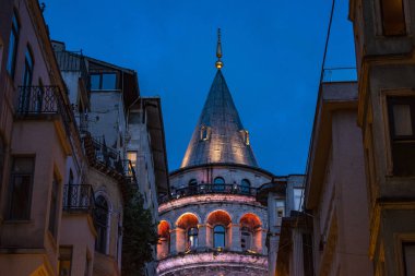 İstanbul, Türkiye, Ortadoğu: Galata Kulesi 'nin gece manzarası, Ceneviz tarafından 1348' de Karakol Mahallesi 'nde inşa edilen ortaçağ taş kulesi, şehrin panoramik manzarası ile ufuk çizgisine hakim koni kaplamalı silindir.