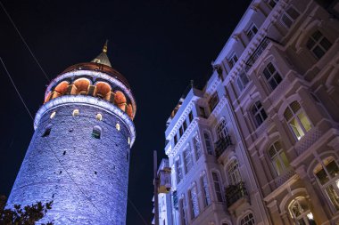 İstanbul, Türkiye, Ortadoğu: Galata Kulesi 'nin gece manzarası, Ceneviz tarafından 1348' de Karakol Mahallesi 'nde inşa edilen ortaçağ taş kulesi, şehrin panoramik manzarası ile ufuk çizgisine hakim koni kaplamalı silindir.
