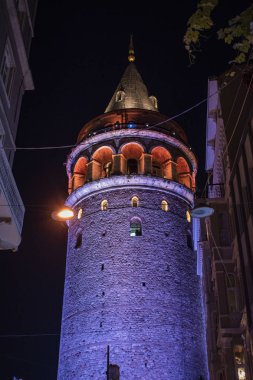 İstanbul, Türkiye, Ortadoğu: Galata Kulesi 'nin gece manzarası, Ceneviz tarafından 1348' de Karakol Mahallesi 'nde inşa edilen ortaçağ taş kulesi, şehrin panoramik manzarası ile ufuk çizgisine hakim koni kaplamalı silindir.