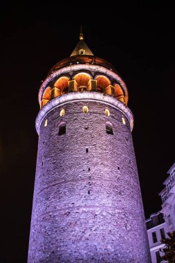 İstanbul, Türkiye, Ortadoğu: Galata Kulesi 'nin gece manzarası, Ceneviz tarafından 1348' de Karakol Mahallesi 'nde inşa edilen ortaçağ taş kulesi, şehrin panoramik manzarası ile ufuk çizgisine hakim koni kaplamalı silindir.