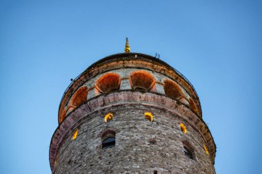 İstanbul, Türkiye, Ortadoğu: Galata Kulesi manzarası (Galata Kulesi veya Christea Turris), Ceneviz tarafından 1348 'de Karakol çeyreğinde inşa edilen ortaçağ taş kulesi, silindir kaplamalı silindir gökyüzüne hakim ve şehrin panoramik manzarasını sunuyor 