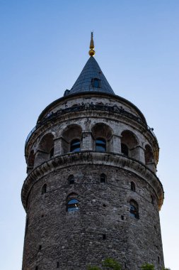 İstanbul, Türkiye, Ortadoğu: Galata Kulesi manzarası (Galata Kulesi veya Christea Turris), Ceneviz tarafından 1348 'de Karakol çeyreğinde inşa edilen ortaçağ taş kulesi, silindir kaplamalı silindir gökyüzüne hakim ve şehrin panoramik manzarasını sunuyor 