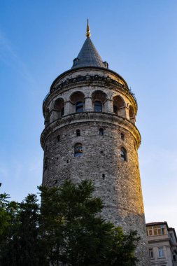 İstanbul, Türkiye, Ortadoğu: Galata Kulesi manzarası (Galata Kulesi veya Christea Turris), Ceneviz tarafından 1348 'de Karakol çeyreğinde inşa edilen ortaçağ taş kulesi, silindir kaplamalı silindir gökyüzüne hakim ve şehrin panoramik manzarasını sunuyor 