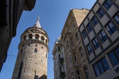İstanbul, Türkiye, Ortadoğu: Galata Kulesi manzarası (Galata Kulesi veya Christea Turris), Ceneviz tarafından 1348 'de Karakol çeyreğinde inşa edilen ortaçağ taş kulesi, silindir kaplamalı silindir gökyüzüne hakim ve şehrin panoramik manzarasını sunuyor 