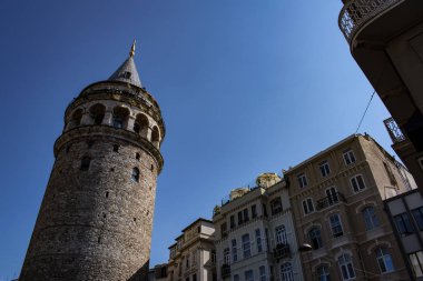 İstanbul, Türkiye, Ortadoğu: Galata Kulesi manzarası (Galata Kulesi veya Christea Turris), Ceneviz tarafından 1348 'de Karakol çeyreğinde inşa edilen ortaçağ taş kulesi, silindir kaplamalı silindir gökyüzüne hakim ve şehrin panoramik manzarasını sunuyor 