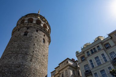 İstanbul, Türkiye, Ortadoğu: Galata Kulesi manzarası (Galata Kulesi veya Christea Turris), Ceneviz tarafından 1348 'de Karakol çeyreğinde inşa edilen ortaçağ taş kulesi, silindir kaplamalı silindir gökyüzüne hakim ve şehrin panoramik manzarasını sunuyor 