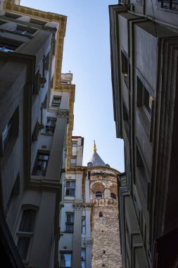 İstanbul, Türkiye, Ortadoğu: Galata Kulesi manzarası (Galata Kulesi veya Christea Turris), Ceneviz tarafından 1348 'de Karakol çeyreğinde inşa edilen ortaçağ taş kulesi, silindir kaplamalı silindir gökyüzüne hakim ve şehrin panoramik manzarasını sunuyor 