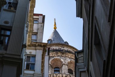 İstanbul, Türkiye, Ortadoğu: Galata Kulesi manzarası (Galata Kulesi veya Christea Turris), Ceneviz tarafından 1348 'de Karakol çeyreğinde inşa edilen ortaçağ taş kulesi, silindir kaplamalı silindir gökyüzüne hakim ve şehrin panoramik manzarasını sunuyor 