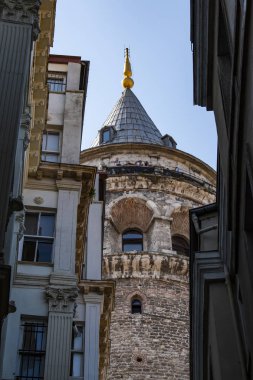 İstanbul, Türkiye, Ortadoğu: Galata Kulesi manzarası (Galata Kulesi veya Christea Turris), Ceneviz tarafından 1348 'de Karakol çeyreğinde inşa edilen ortaçağ taş kulesi, silindir kaplamalı silindir gökyüzüne hakim ve şehrin panoramik manzarasını sunuyor 