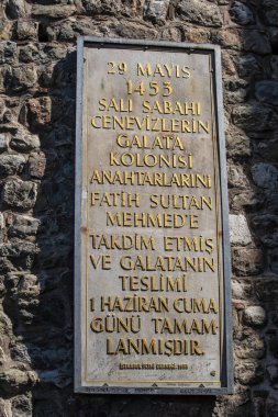 İstanbul, Türkiye, Ortadoğu: Galata Kulesi 'nde imza, 1348' de Genoese tarafından Karakol çeyreğinde inşa edilen ortaçağ taş kulesi, koni kaplamalı silindir şehrin panoramik manzarası ile gökyüzüne hakim.
