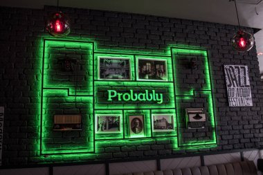 İstanbul, Türkiye, Ortadoğu: Kentteki gece hayatı, muhtemelen şehrin pek çok bar ve caz kulübünden birinin duvarında asılı olan neon ışıkları 